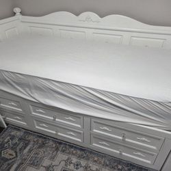 White Day Bed With 6 Drawers