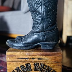 Used Olathe women cowboy boots in good condition, size 8