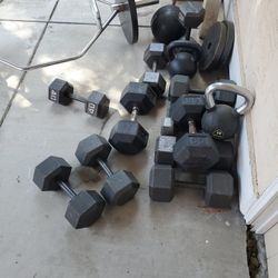 Pesas De Diferentes Libras 25 35 45 Bueno De Todo Un Poco Y Tiene Una Más Grande Para Aser Plecho Todo  Esta En Buen Estado 