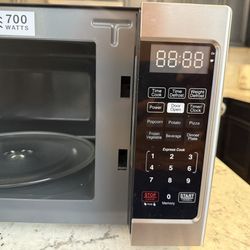 Farberware 0.7 Cu Ft Microwave – Stainless Steel – Very Clean