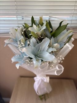 Small lily bouquet