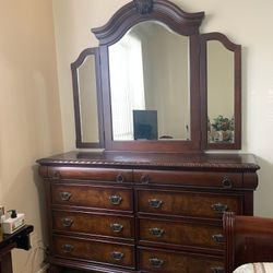 Dresser With Mirror 