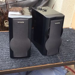 Set Of Aiwa Speakers 8” Tall 