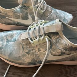 Nike Size 9 Women’s Unique Print 