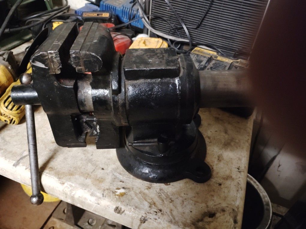 Big Swivel Vice Like New
