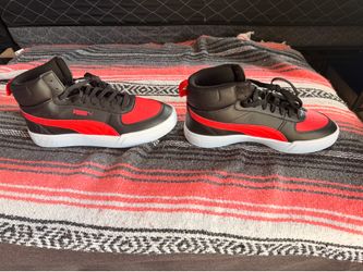 HIGH TOP PUMA SNEAKERS. SIZE 10.5