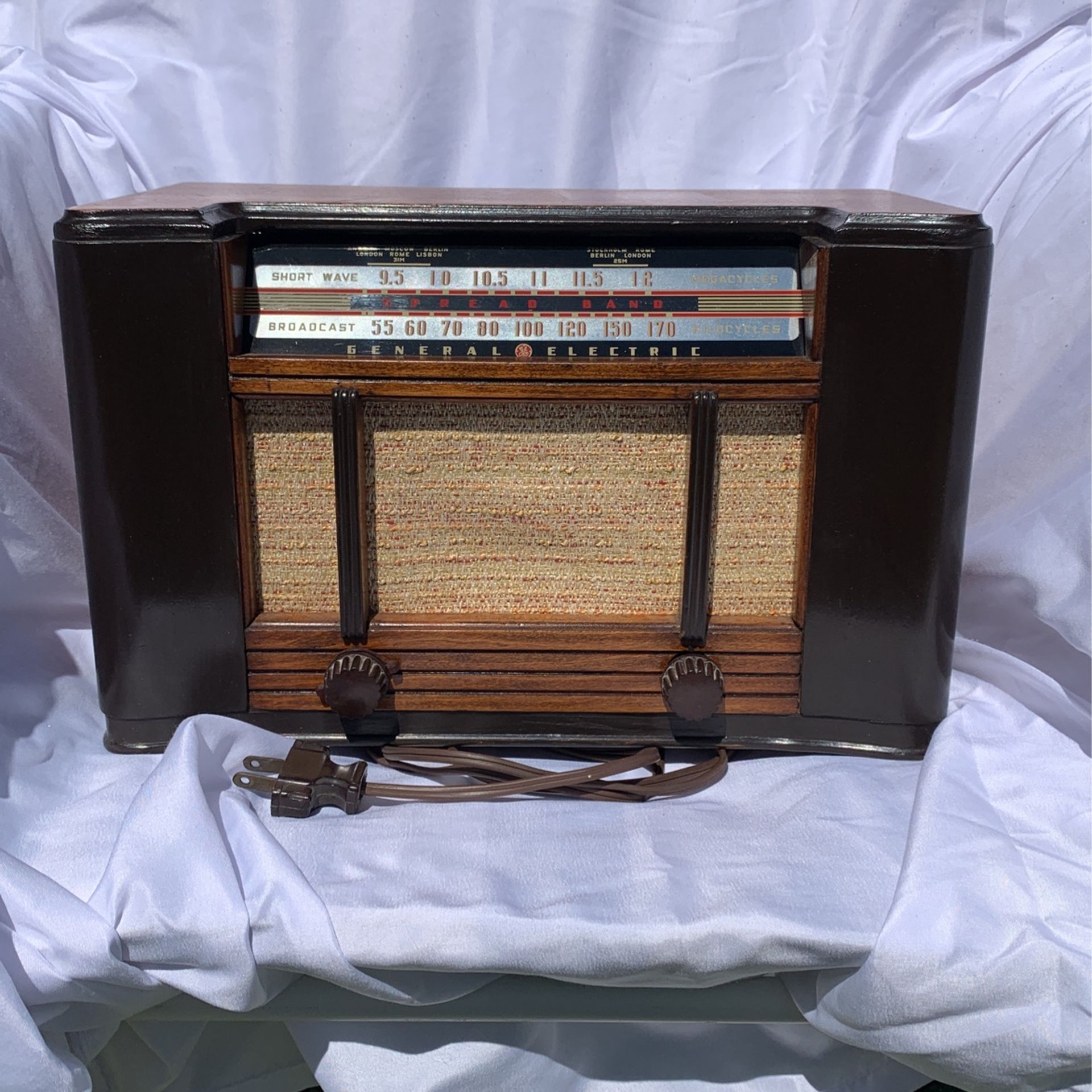 RESTORED Antique AM Tube Radio 1942 GE L-631