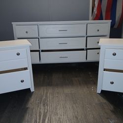 9 Drawer Dresser And 2 Nightstands 