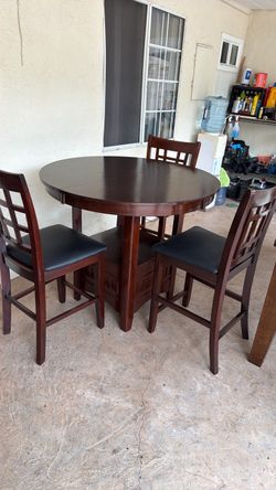 Dining table and 4 Chairs