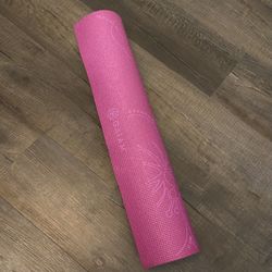 [Like NEW] GAIAM Yoga / Pilates Mat •4mm Thick, 68’ Long x 24” Wide •Classic Floral Print •Very clean, in pristine condition (Zero Stain or Dent)