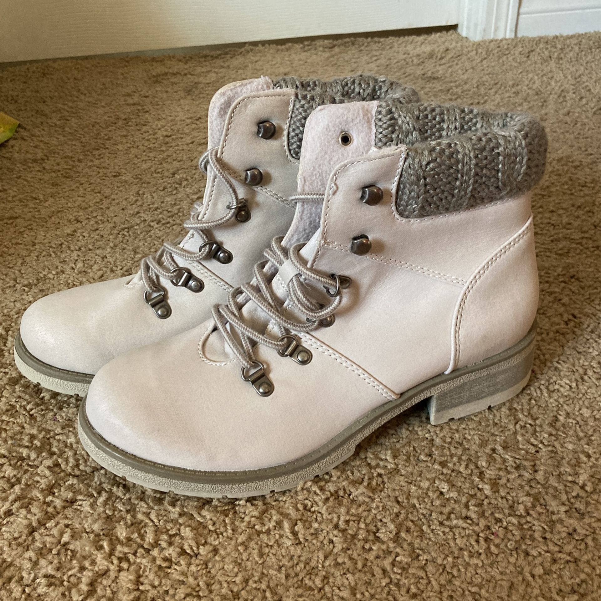 Brand New! Women’s Mossino White Boots, Size 10