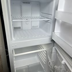 Magic Chef HMDR1000WE 10.1 Cu Ft Top-mount Refrigerator E-star