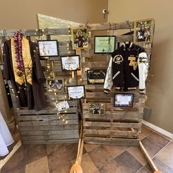 FREE Wood Pallet Photo Display Wall