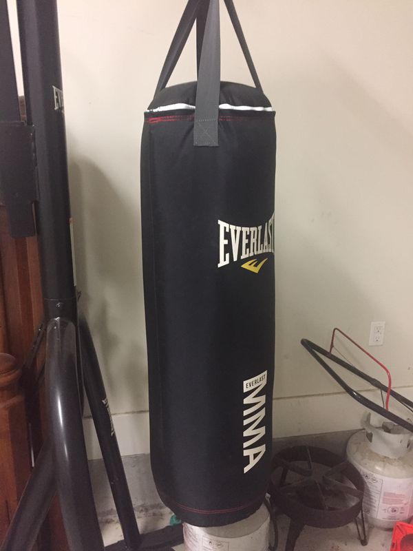 Everlast, 80 lb boxing bag with stand (has spot for speed bag) for Sale in Baton Rouge, LA - OfferUp