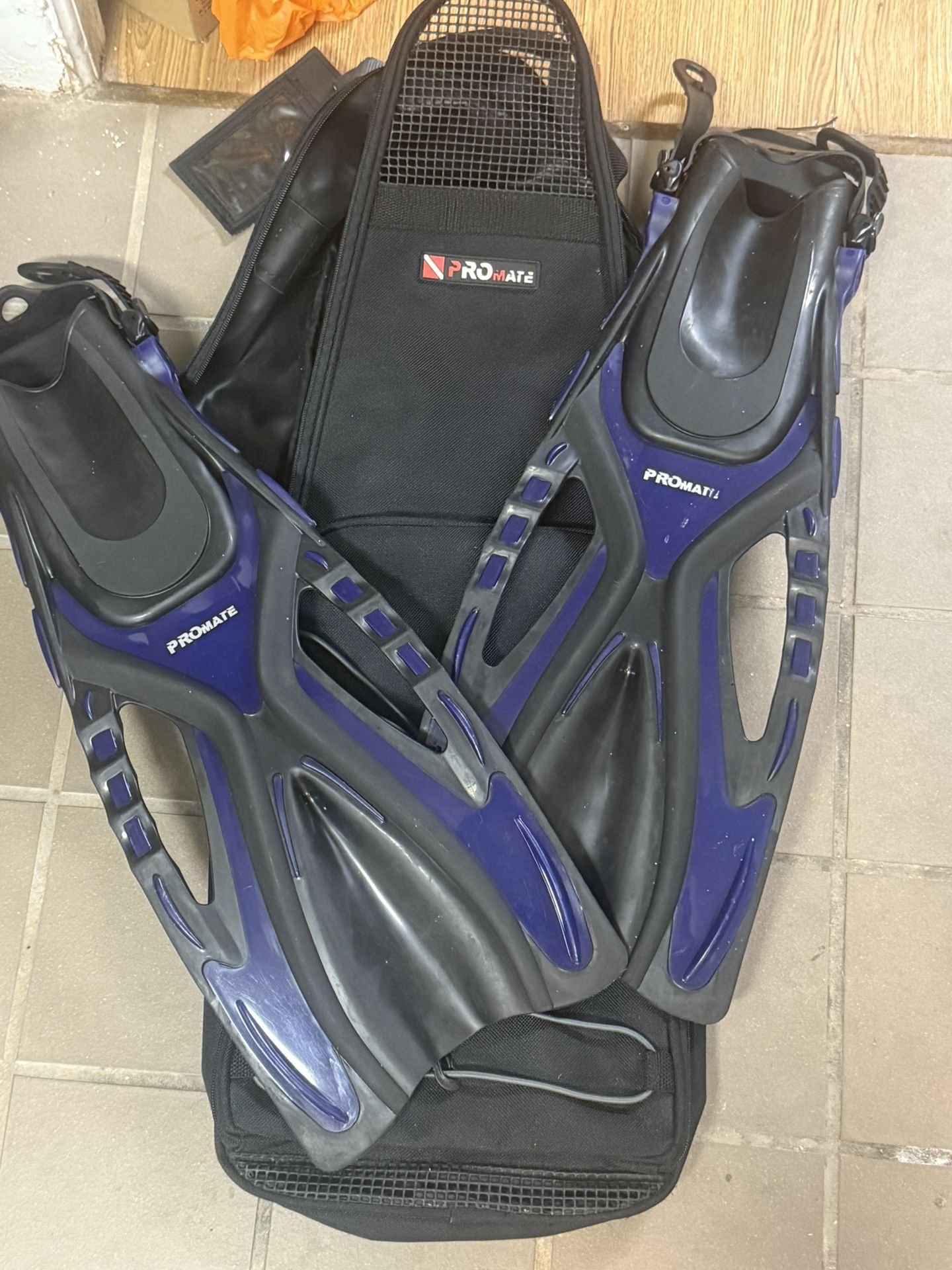 Two Pairs Of Adult fins + Kids Snorkel Kit