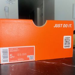 Kobe grinches Size 5y