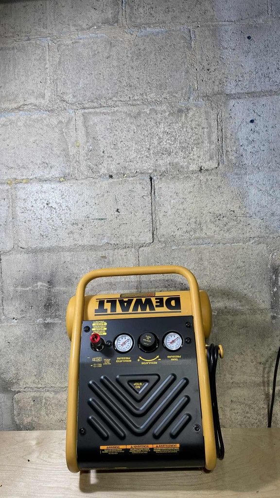 1 GALLON DEWALT AIR COMPRESSOR