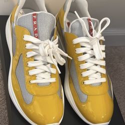 Mens Size 8.5 Yellow Gold Pradas 300$