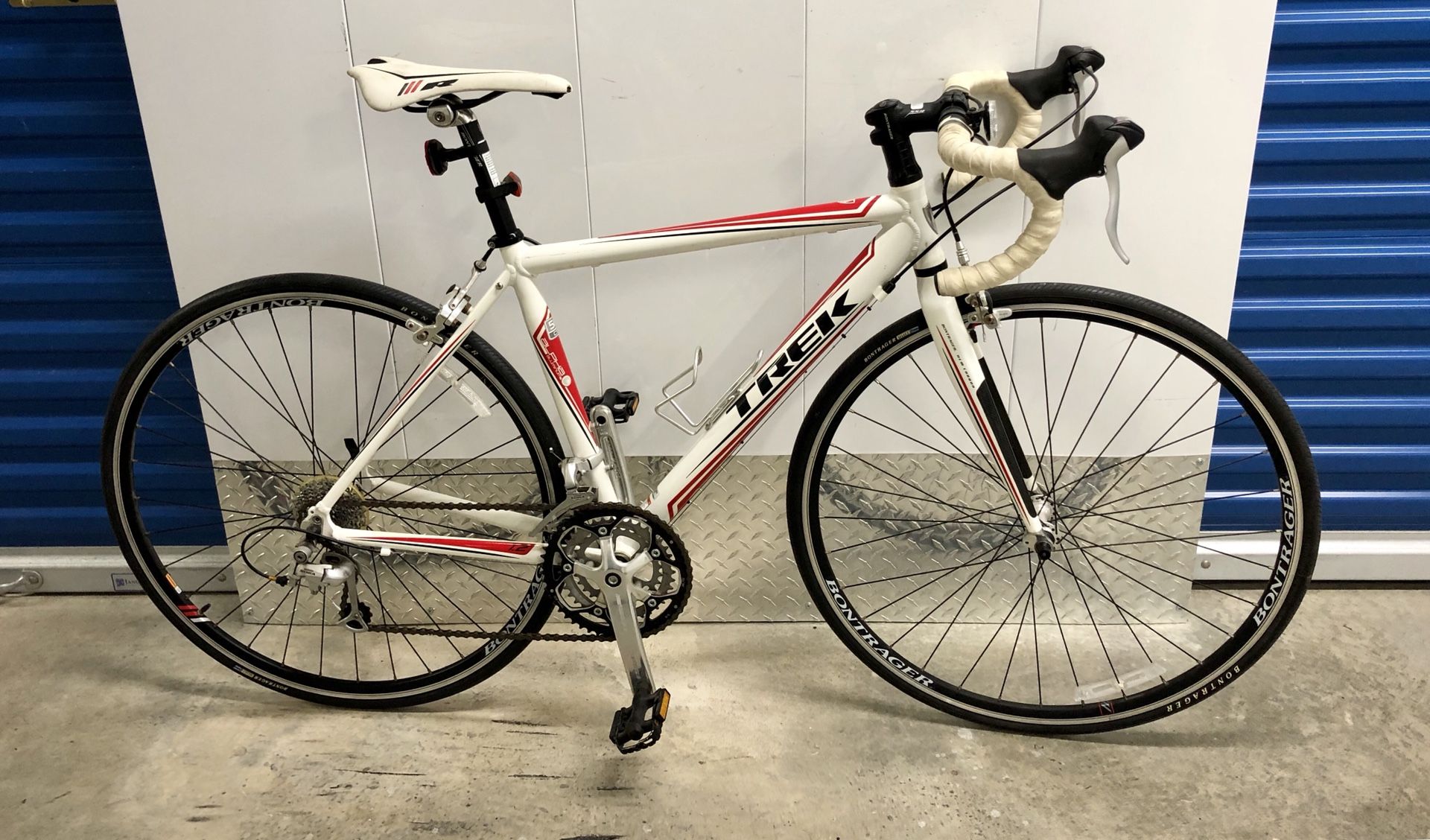 2009 TREK 1.2 27-SPEED ROAD BIKE. EXCELLENT CONDITION!
