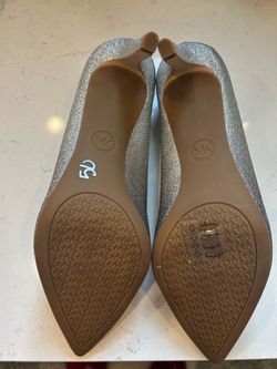 Michael korks/ Pumps Size 10 look like Size 9 !!!