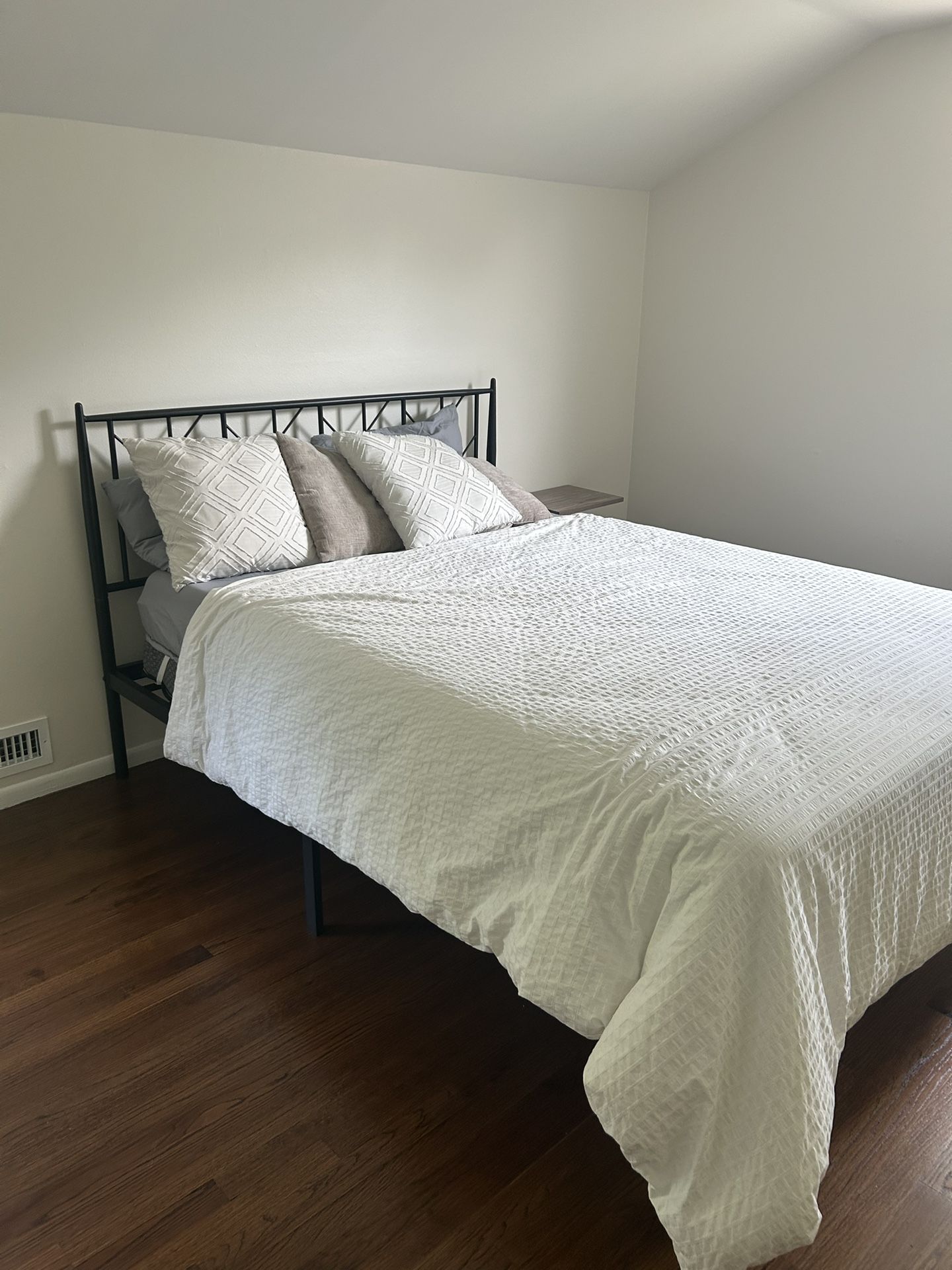 Bed frame (with or w/o Mattress)