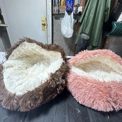 The round hooded doughnut is for medium and small-sized pets - plush cat beds