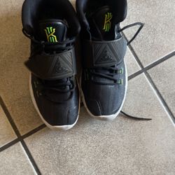 Kyrie shoes Size 11 Men