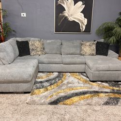 Nice Large Grey Sectional By Broyhill Furniture ✨Delivery Available 🚛 