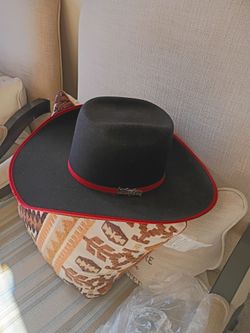 Cuernos chuecos hat