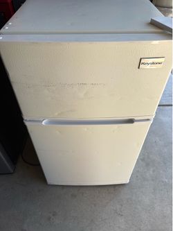 Mini fridge with freezer