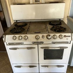 1950's O'Keefe & Merritt Antique Stove - 4 burners, a griddle top & broiler