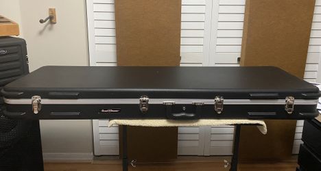 Roadrunner Bass Guitar Case