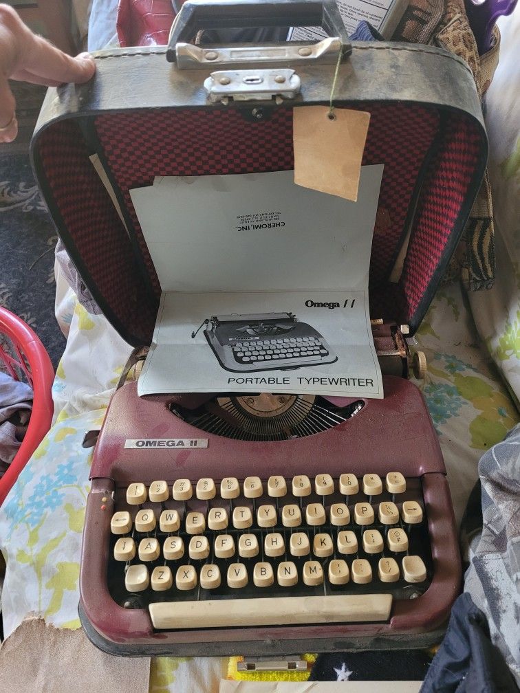Rare Bolgarian OMEGA II Portable Typerwriter W/case