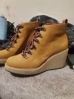 TOMS worker Boot Looking Heeled Boots SIZE 6