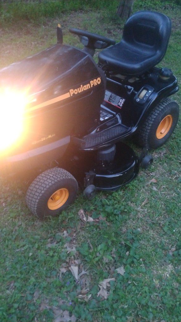 poulan pro 42" riding mower 24 hp ready to mow ,delivery Extra