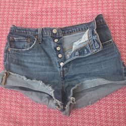 Womans Jean Shorts - Levi's W28