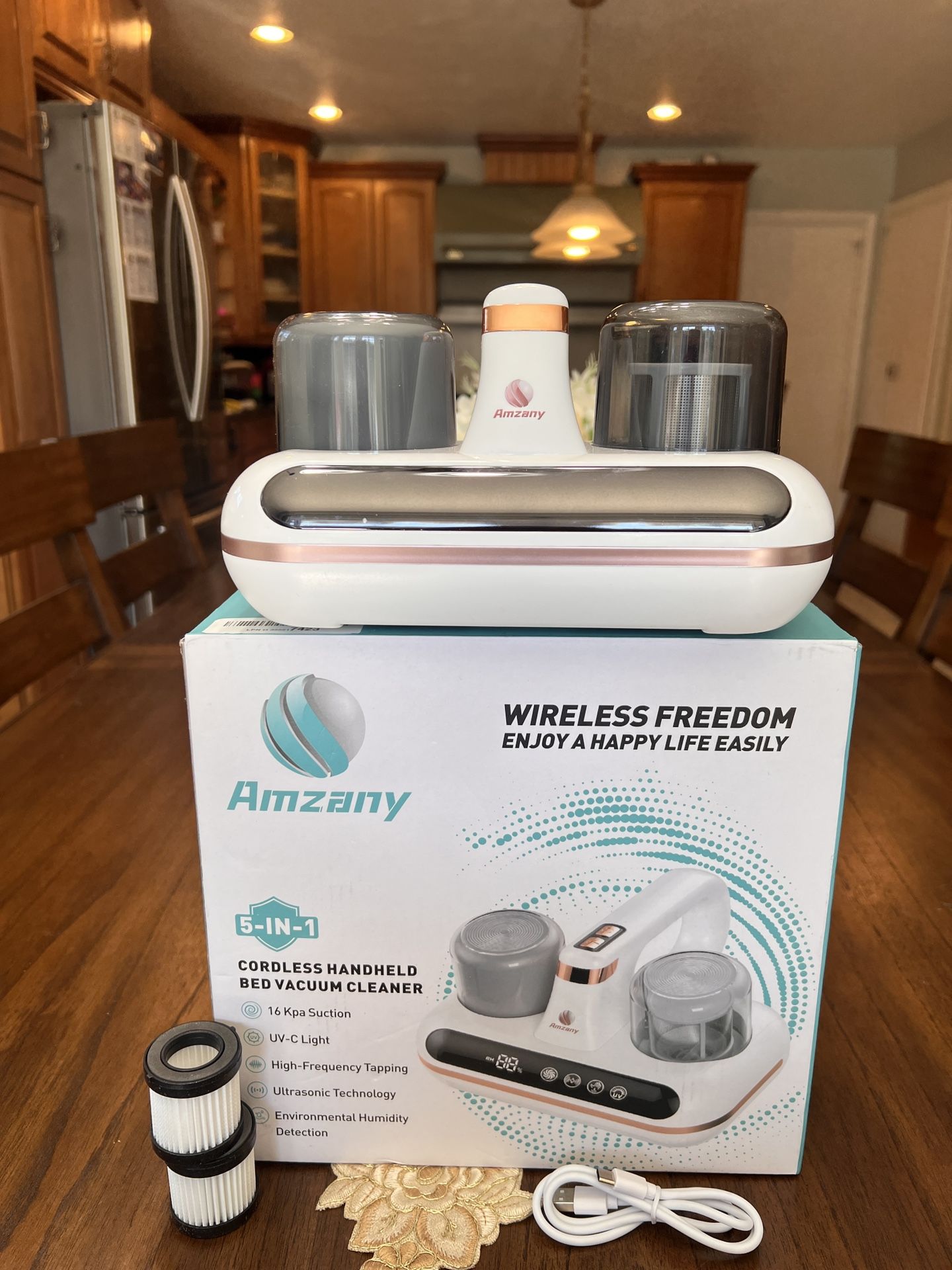 Cordless handheld bed vacuum cleaner