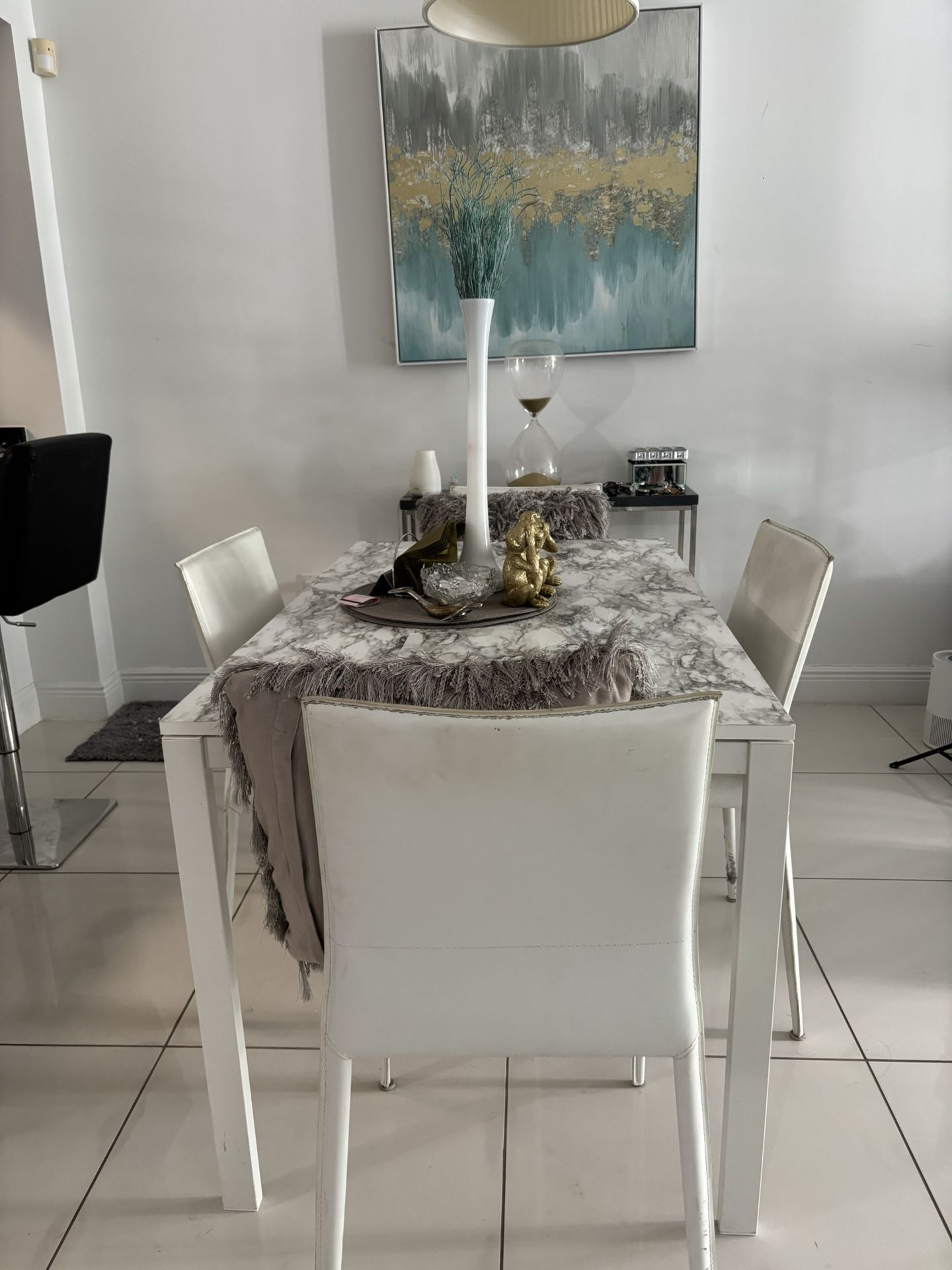 White Kitchen/dining Room Table And Chairs