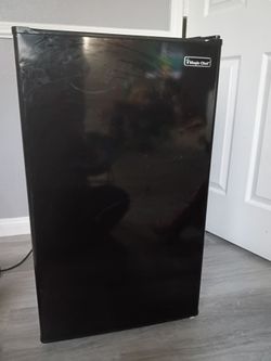 Magic Chef® 19" 3.5 Cu. Ft. Black Compact Refrigerator