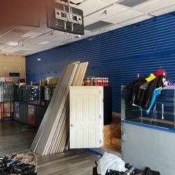 Slotwall Showcases Grid wall