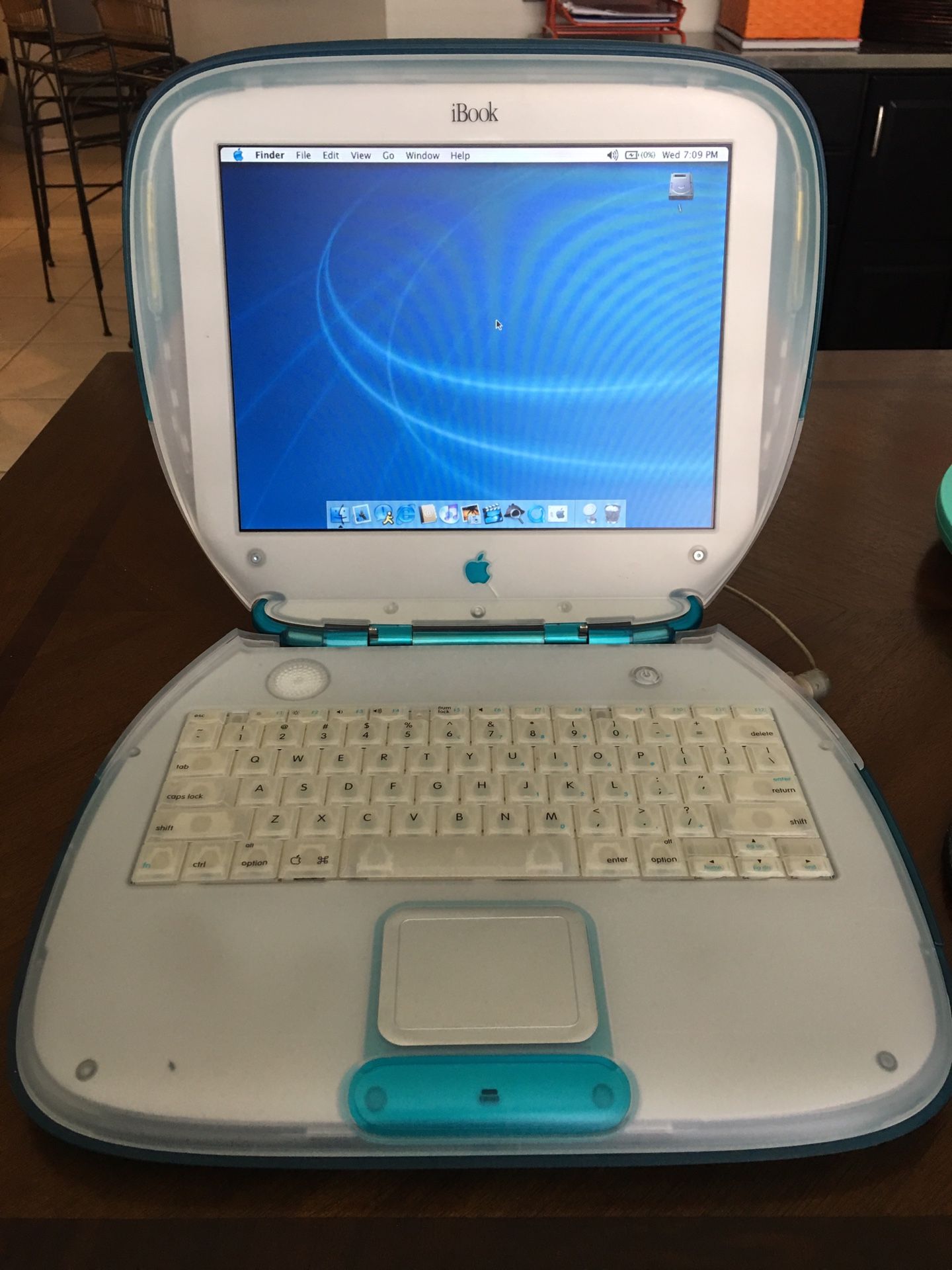 APPLE iBook G3 300Mhz M2453 Clamshell Blueberry