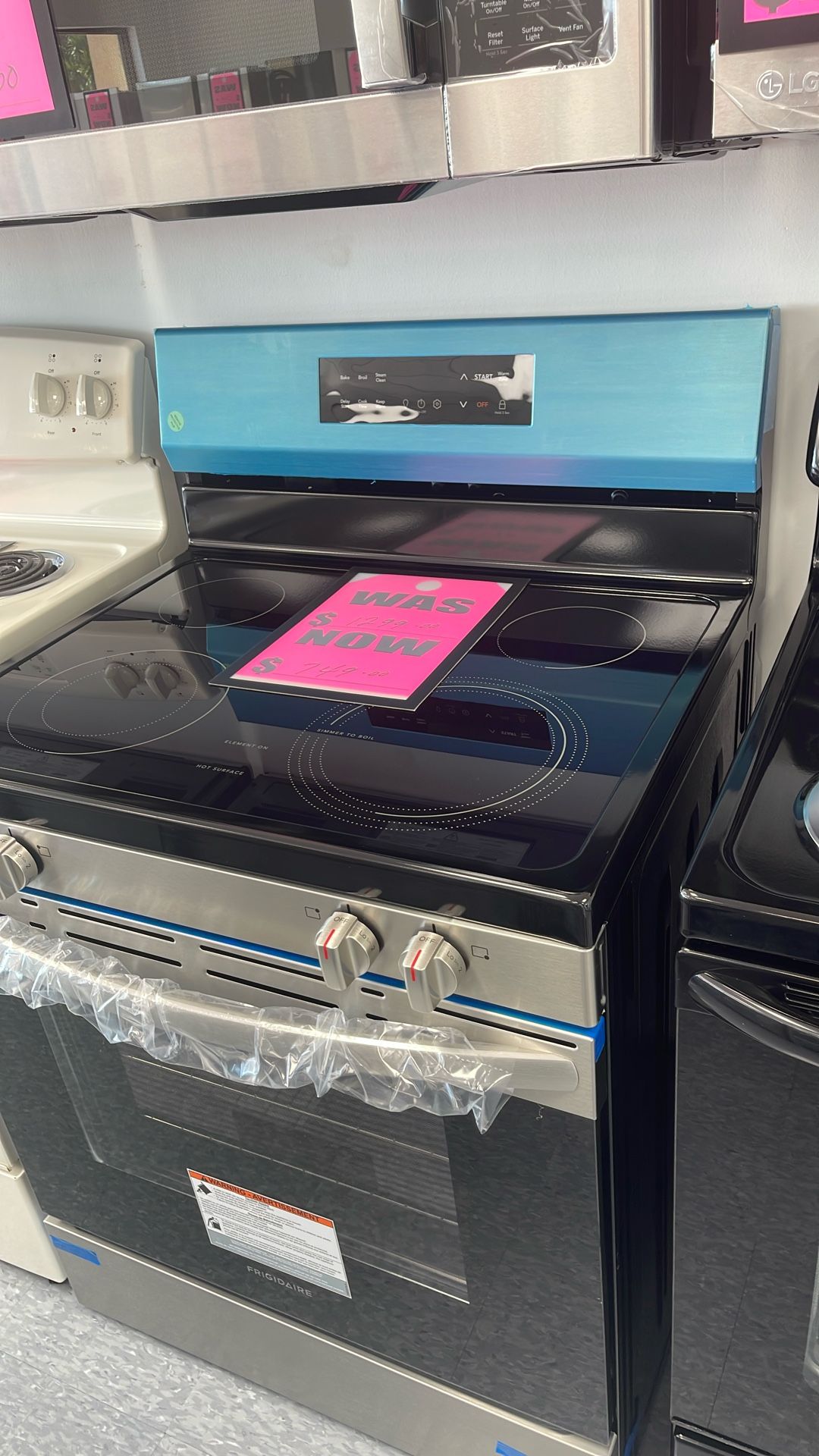 New Scratch And Dent Frigidaire Glass Top Stainless Steel Range. 1 Year Warranty