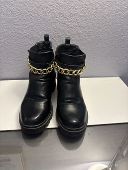 ($8) 7.5w Black Boots With Gold Chain