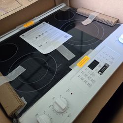 GE  white Stove With Built In Air Fryer