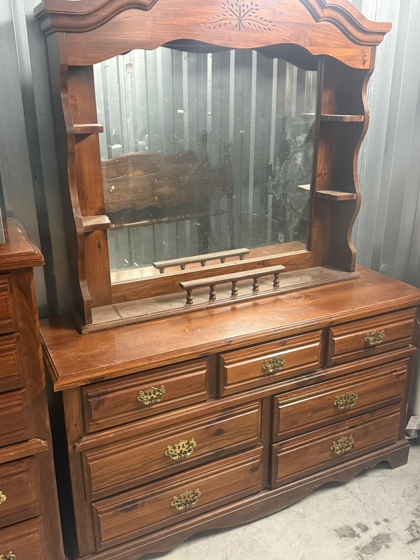 BroyHill Dresser Set With Mirror