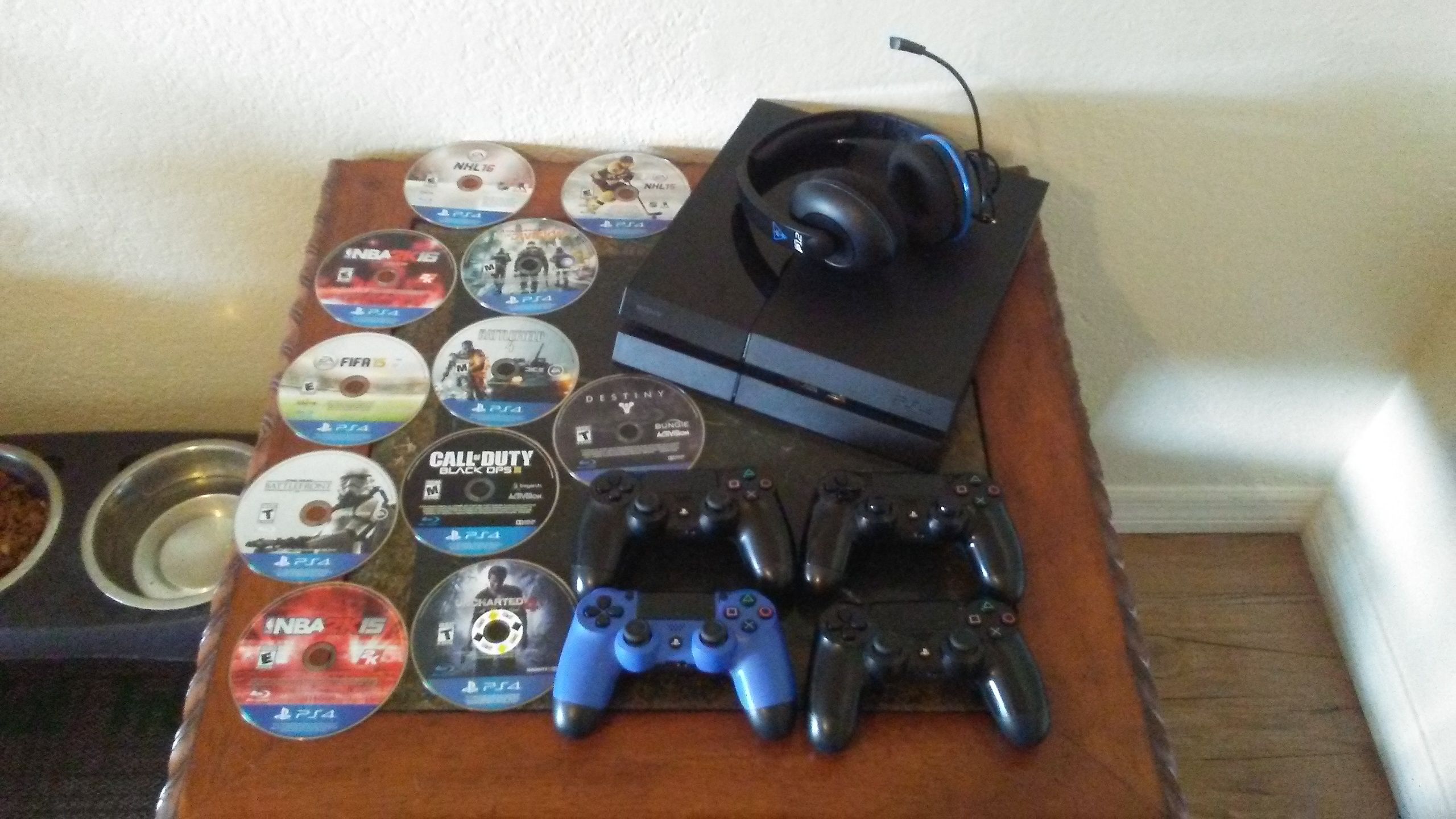 Ps4 with 15 games and 4 controllers PRICE FIRM