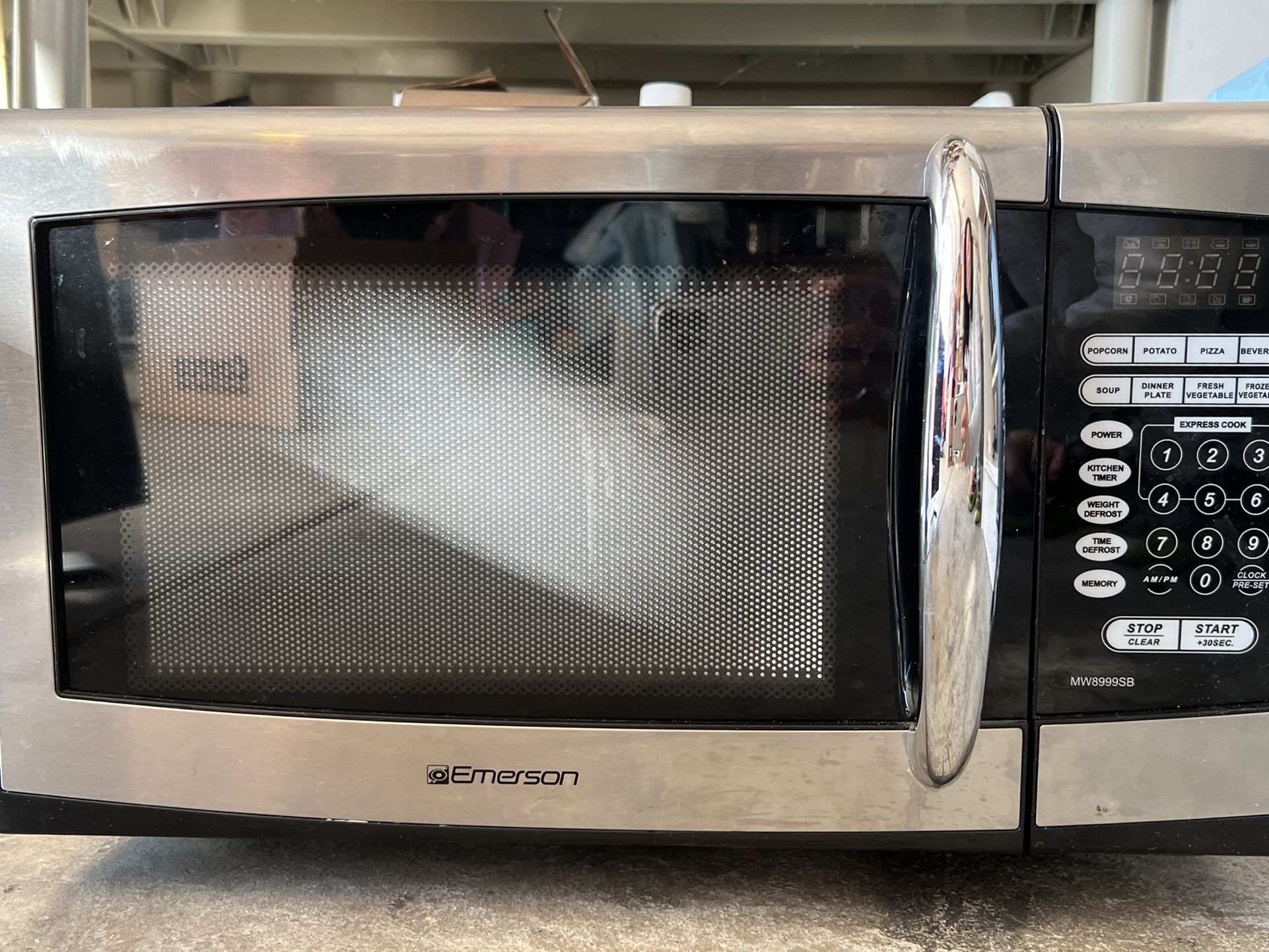 Emerson MW8999SB Microwave Oven (0.9 cu)