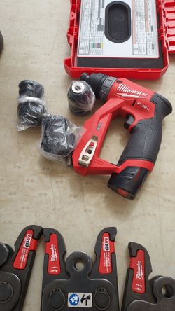 Milwaukee
M12 FUEL 12V Lithium-lon
Brushless Cordless 4-in-1
Installation 3/8 in. Drill Driver
with 4 Tool Head (Tool-Only)