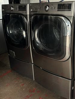 Washer and Dryer with Pedestals 