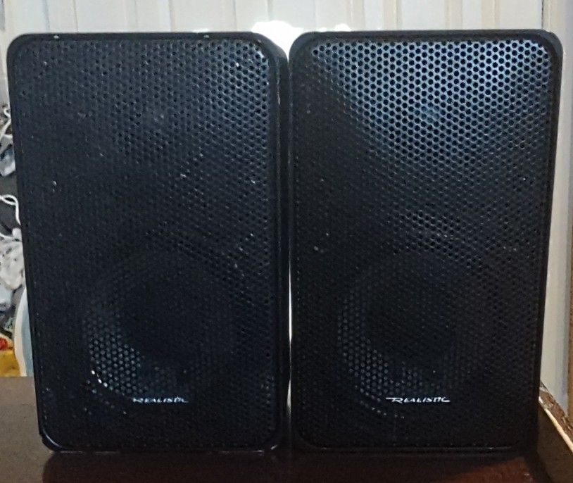 Realistic Minimus 7 Shelf Speakers